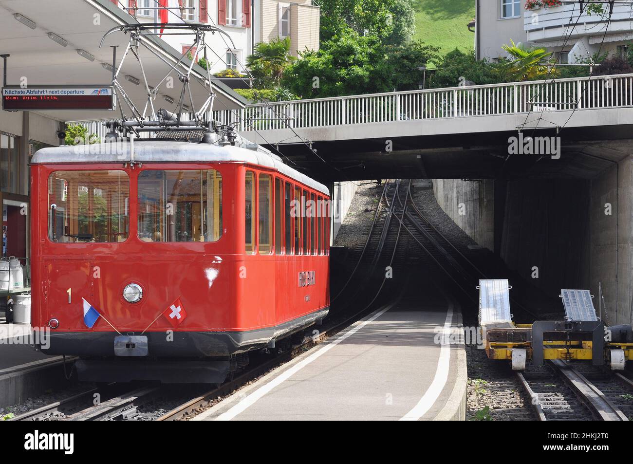 Vitznaus, Schweiz - 10. Juni 2010: PKW-Retro-Eisenbahnwaggon am Bahnsteig. Stockfoto