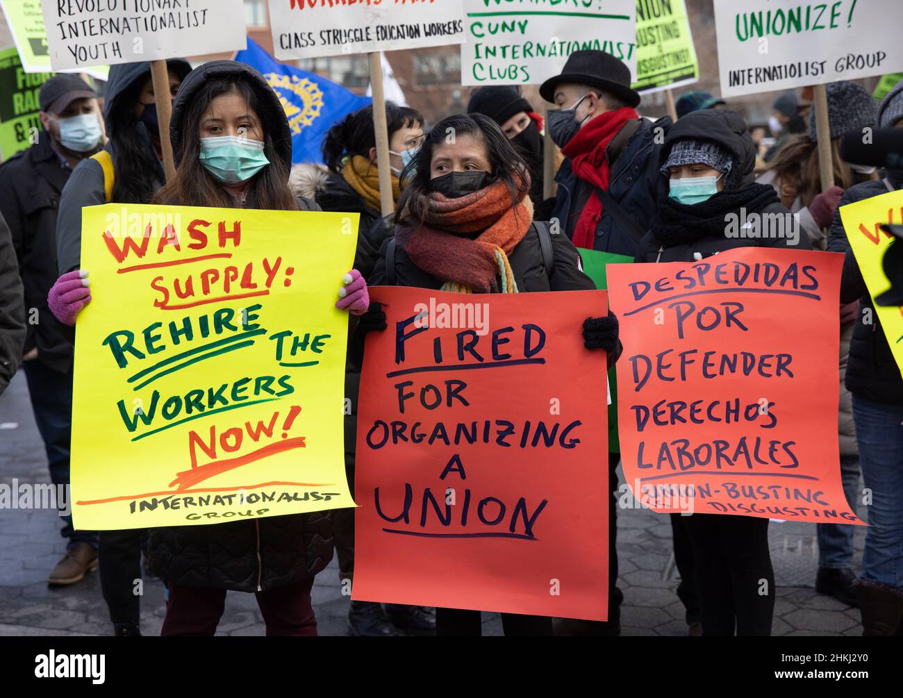 NEW YORK, NY – 20. Februar 2021: Demonstranten werden im Union Square Park während einer Kundgebung von organisierten Arbeiteraktivisten gesehen. Stockfoto
