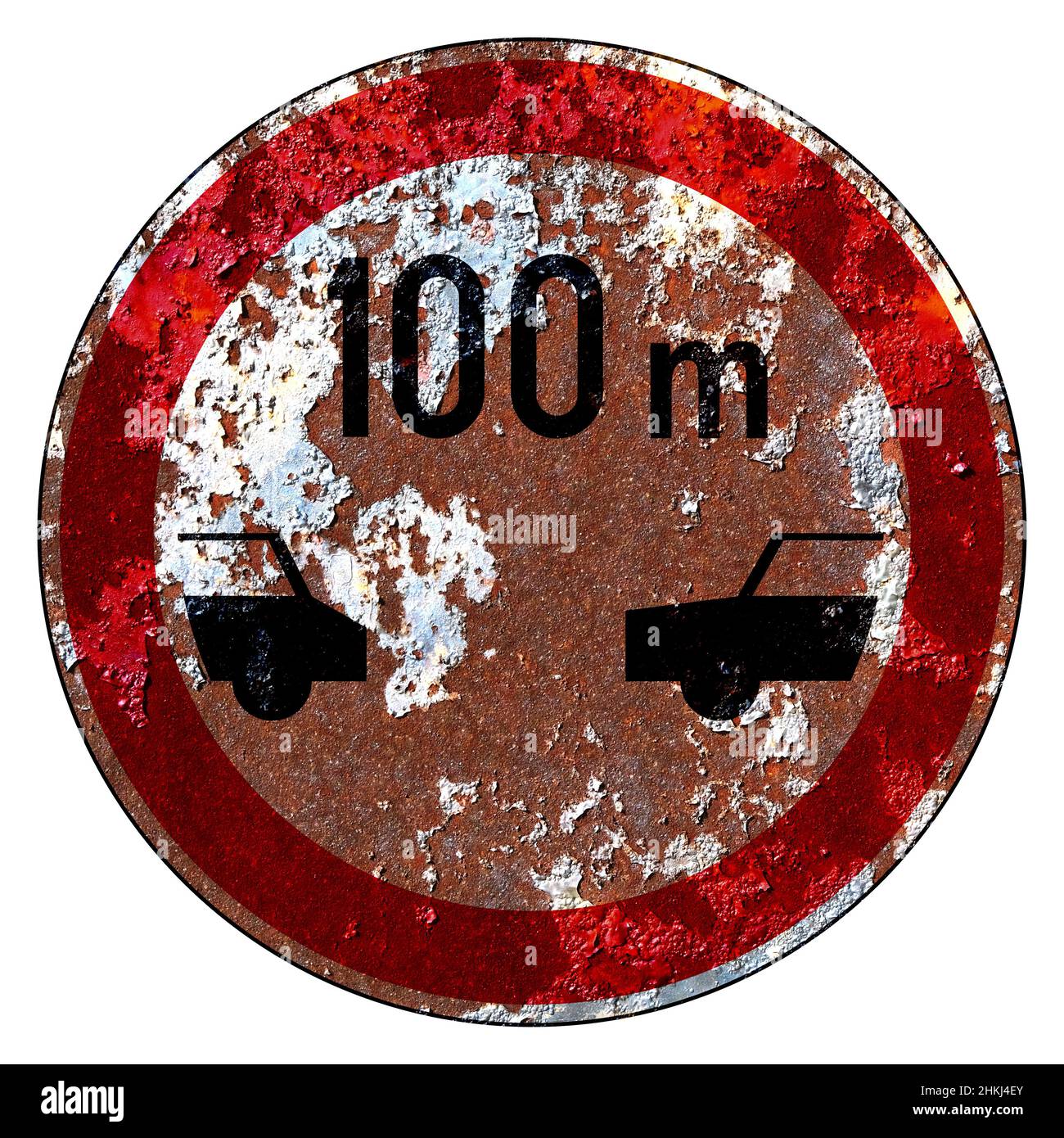 Altes grunge EU-Straßenschild Verbotsschild - Mindestabstand zum sicheren Fahren zwischen Fahrzeugen Stockfoto