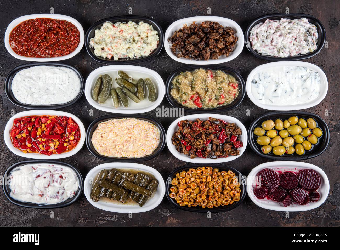Mediterranes Vorspeisenkonzept. Traditionelle türkische Küche. Vorspeise aus dem Nahen Osten mit Rote Beete, Oliven, Hummus, gefüllten Paprika, Gurken, Stuffe Stockfoto