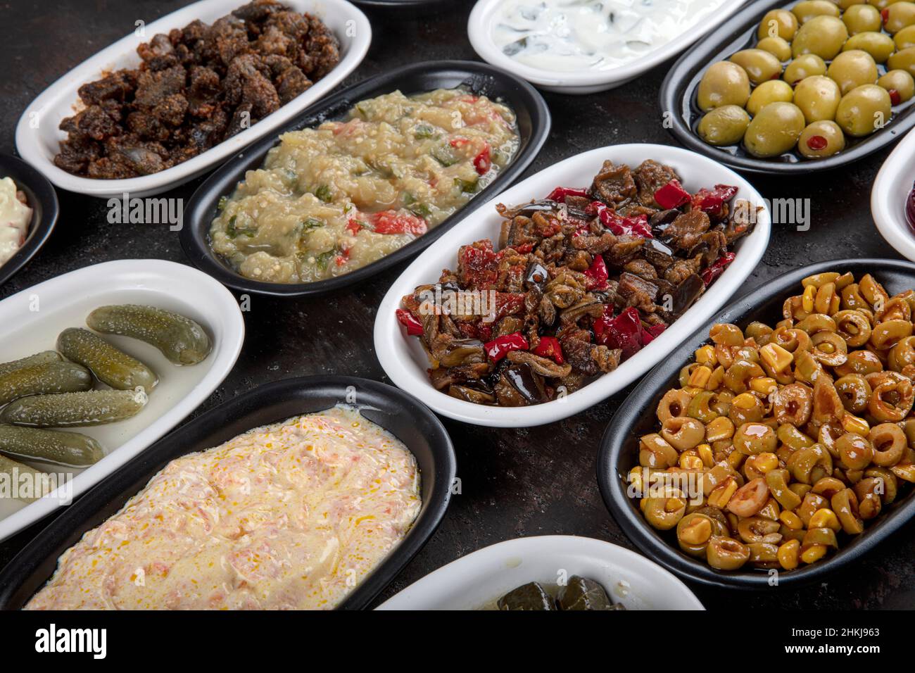 Mediterranes Vorspeisenkonzept. Traditionelle türkische Küche. Vorspeise aus dem Nahen Osten mit Rote Beete, Oliven, Hummus, gefüllten Paprika, Gurken, Stuffe Stockfoto