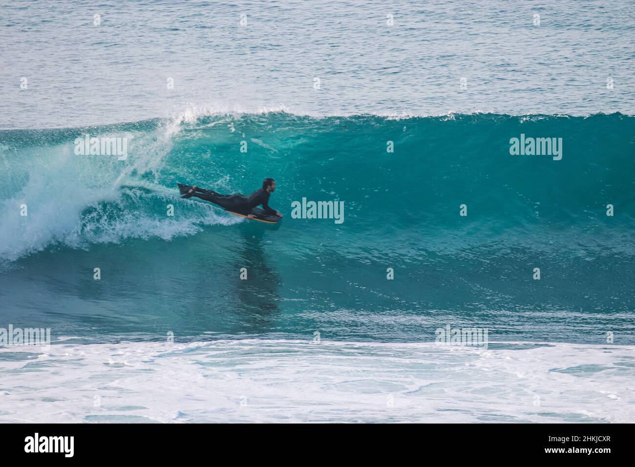 Bodyboard Surfer reitet bei Sonnenuntergang auf einer Welle. Ericeira Portugal Stockfoto