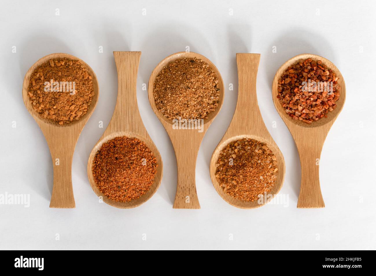 Fleischgerichte auf Holzlöffel Stockfoto