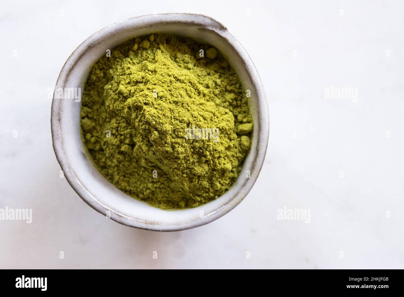 Matcha-Teepulver in einer Schüssel Stockfoto