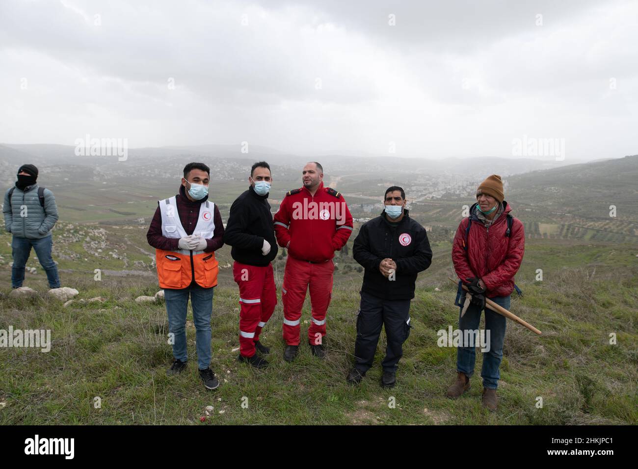 Burin, Palästina. 04th. Februar 2022. Hunderte von israelischen und palästinensischen Friedensaktivisten hatten im palästinensischen Dorf Burin, unterhalb des jüdischen illegalen Außenpostens von Givát Ronen, Olivenbäume gepflanzt. Zwei Wochen vor der Veranstaltung wurde eine Gruppe jüdischer Friedensaktivisten, die zur Olivenplantage eintrafen, von der Jugend von Givát Ronen gewaltsam angegriffen. Heute hatten sich die IDF-Truppen zwischen den Aktivisten und den Siedlern getrennt. Ein israelischer Aktivist wurde während der Veranstaltung verhaftet. Burin, Palästina. Februar 04th 2022. (Foto von Matan Golan/Alamy Live News) Quelle: Matan Golan/Alamy Live News Stockfoto