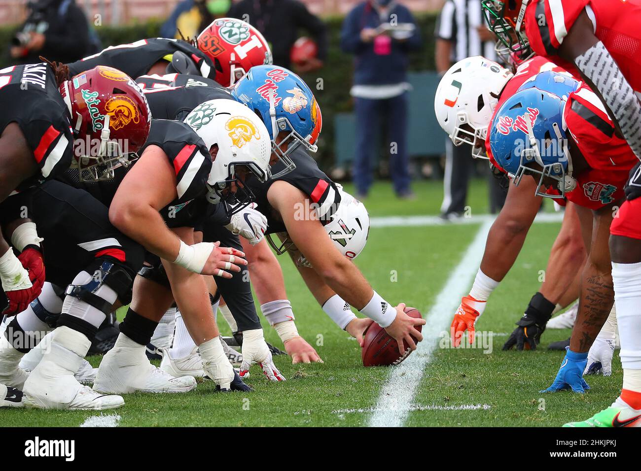 American Team Offense steht während des NFLPA Collegiate Bowl College Football Spiels gegen die National Team duri gegen die Verteidigung der Nationalmannschaft an Stockfoto