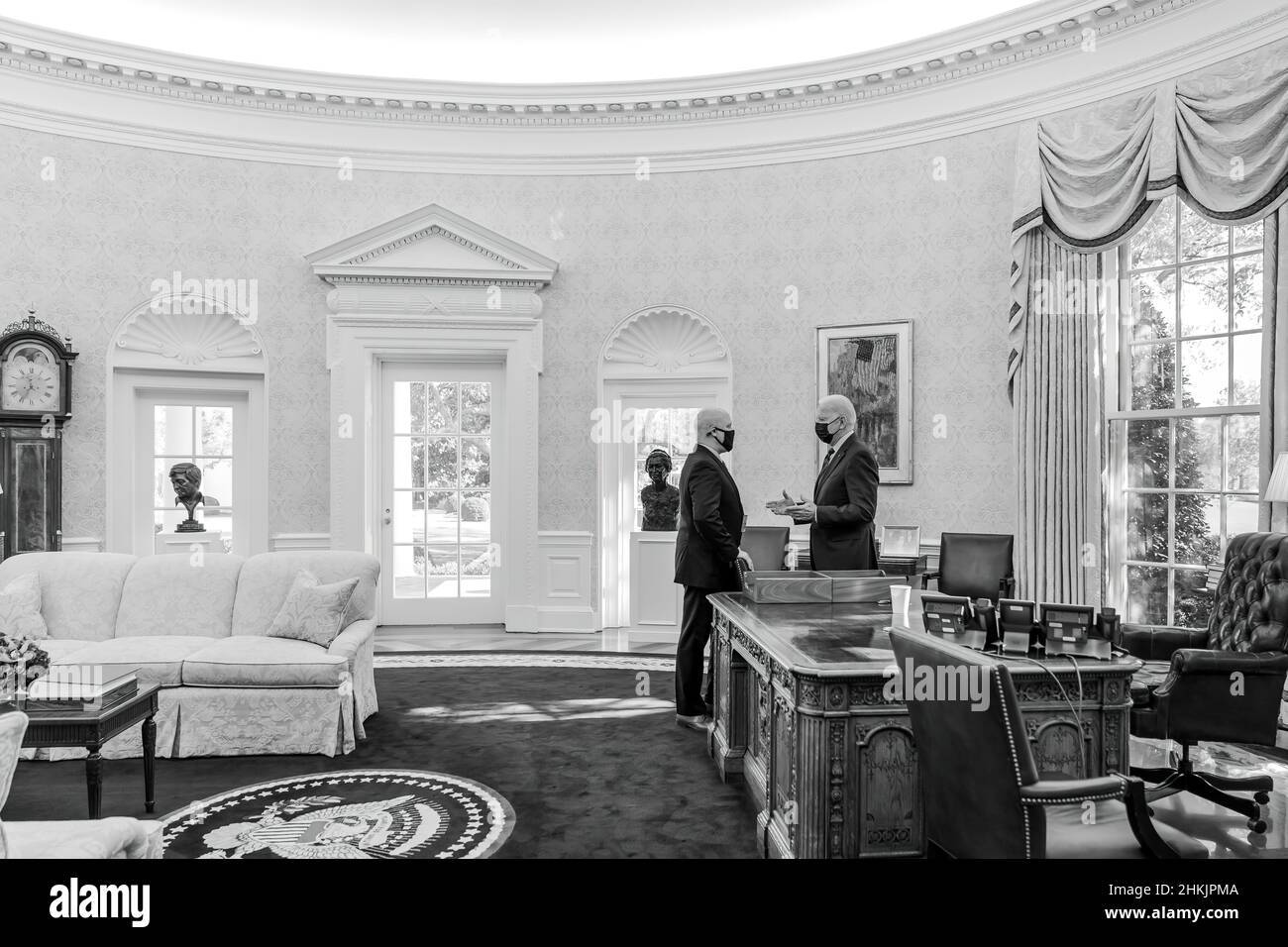 Präsident Joe Biden trifft sich am Dienstag, den 16. November 2021, mit Mitch Landrieu, dem Koordinator für die Umsetzung des Infrastrukturgesetzes im Oval Office. (Offizielles Foto des Weißen Hauses von Cameron Smith) Stockfoto