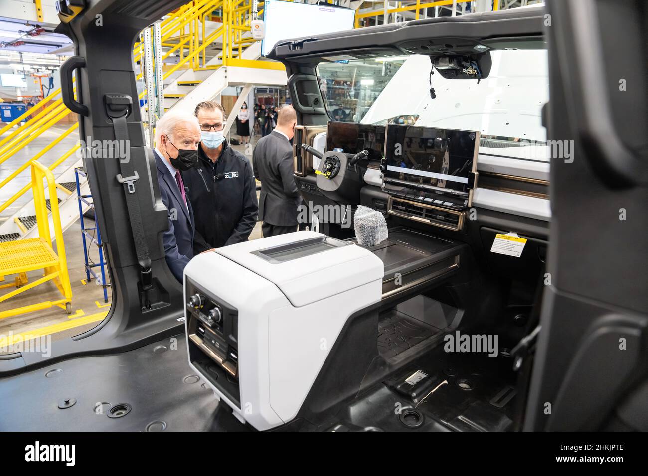 Präsident Joe Biden besichtigt am Mittwoch, den 17. November 2021, die Zero-Fabrik von General Motors in Detroit. (Offizielles Foto des Weißen Hauses von Adam Schultz) Stockfoto