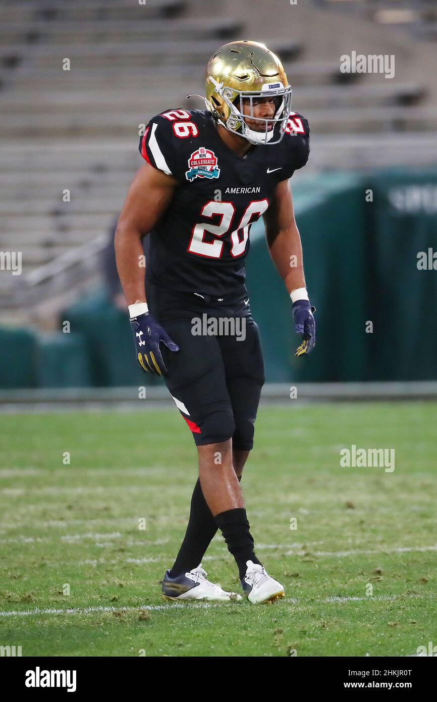 Der amerikanische Team-Linebacker Isaiah Pryor (26) blickt während des NFLPA Collegiate Bowl College-Fußballspiels gegen das National Team d ins Hinterfeld Stockfoto