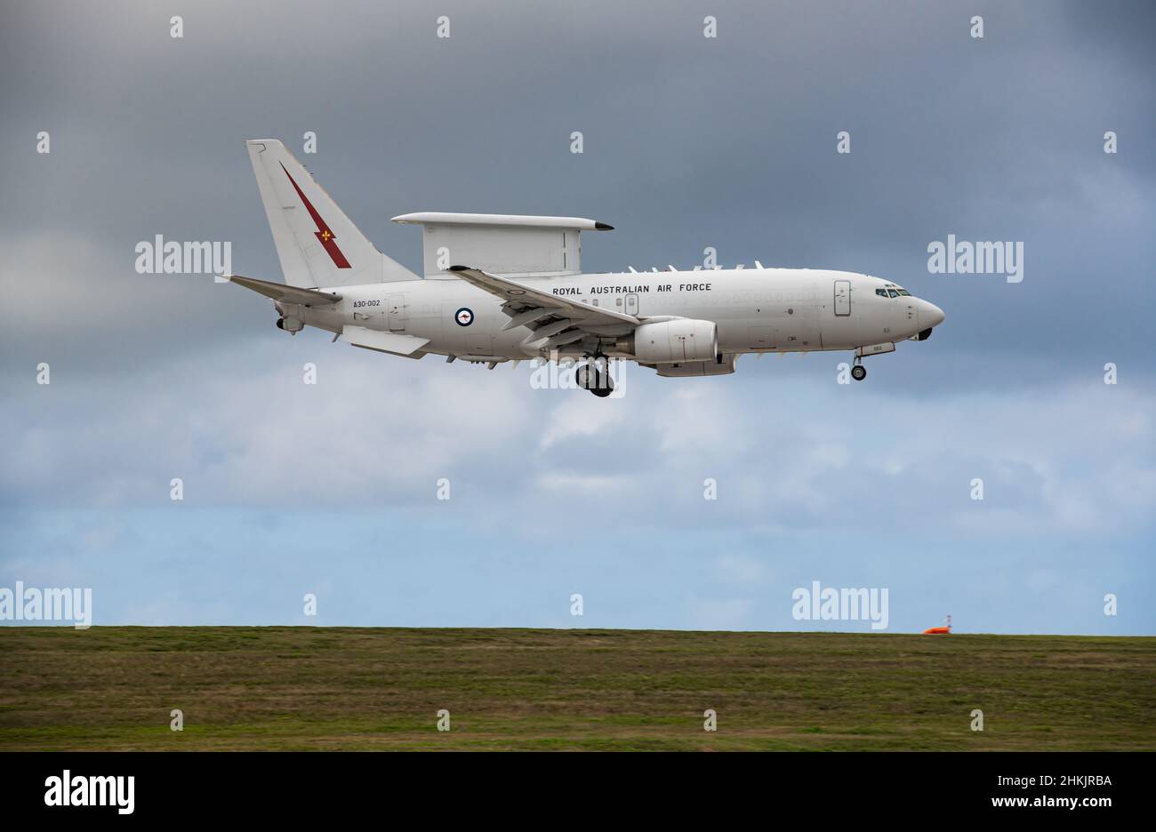 Eine Royal Australian Air Force E-7A Wedgetail, die der Squadron No. 2 zugewiesen wurde, bereitet sich auf die Landung auf der Andersen Air Force Base, Guam, 29. Januar 2022 vor. Das Flugzeug flog zur Teilnahme an der Übung Cope North 22 ein. Cope North bietet ein optimales Umfeld, um mögliche Chancen für eine langfristige Weiterentwicklung unserer gemeinsamen Interessen zu verbessern. (USA Air Force Foto von Tech. Sgt. Micaja Anthony) Stockfoto
