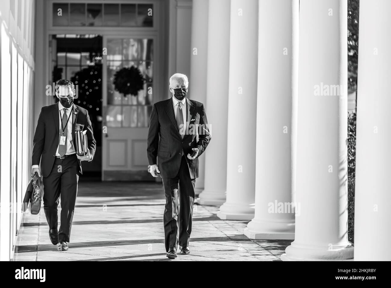 Präsident Joe Biden geht am Montag, den 29. November 2021, entlang der Westkolonnade zum Oval Office. (Offizielles Foto des Weißen Hauses von Adam Schultz) Stockfoto