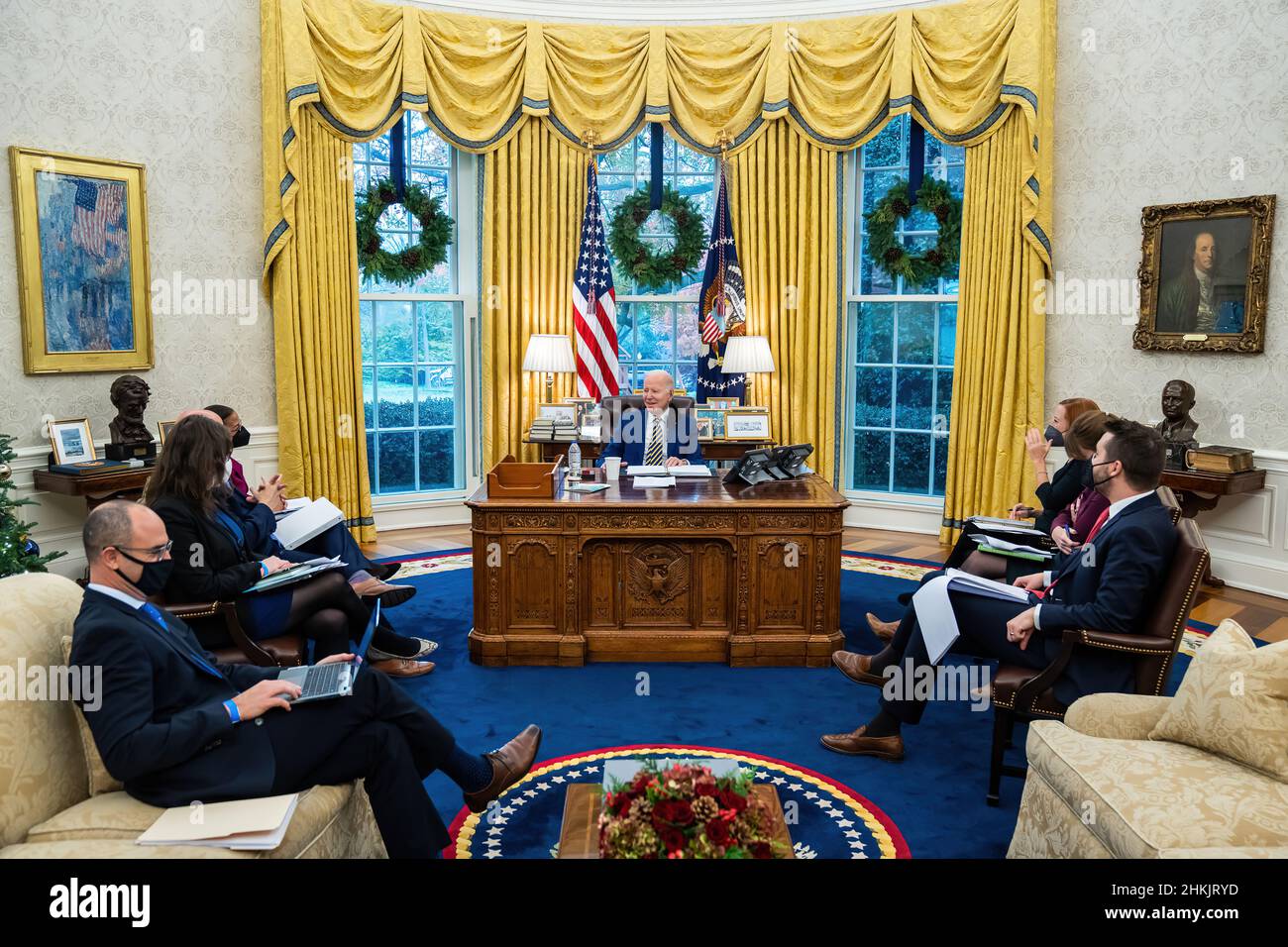 Präsident Joe Biden trifft sich am Dienstag, den 30. November 2021, mit Mitarbeitern des Weißen Hauses im Oval Office, um die Bemerkungen zu besprechen, die er während seiner Reise nach Minnesota halten wird. (Offizielles Foto des Weißen Hauses von Adam Schultz) Stockfoto