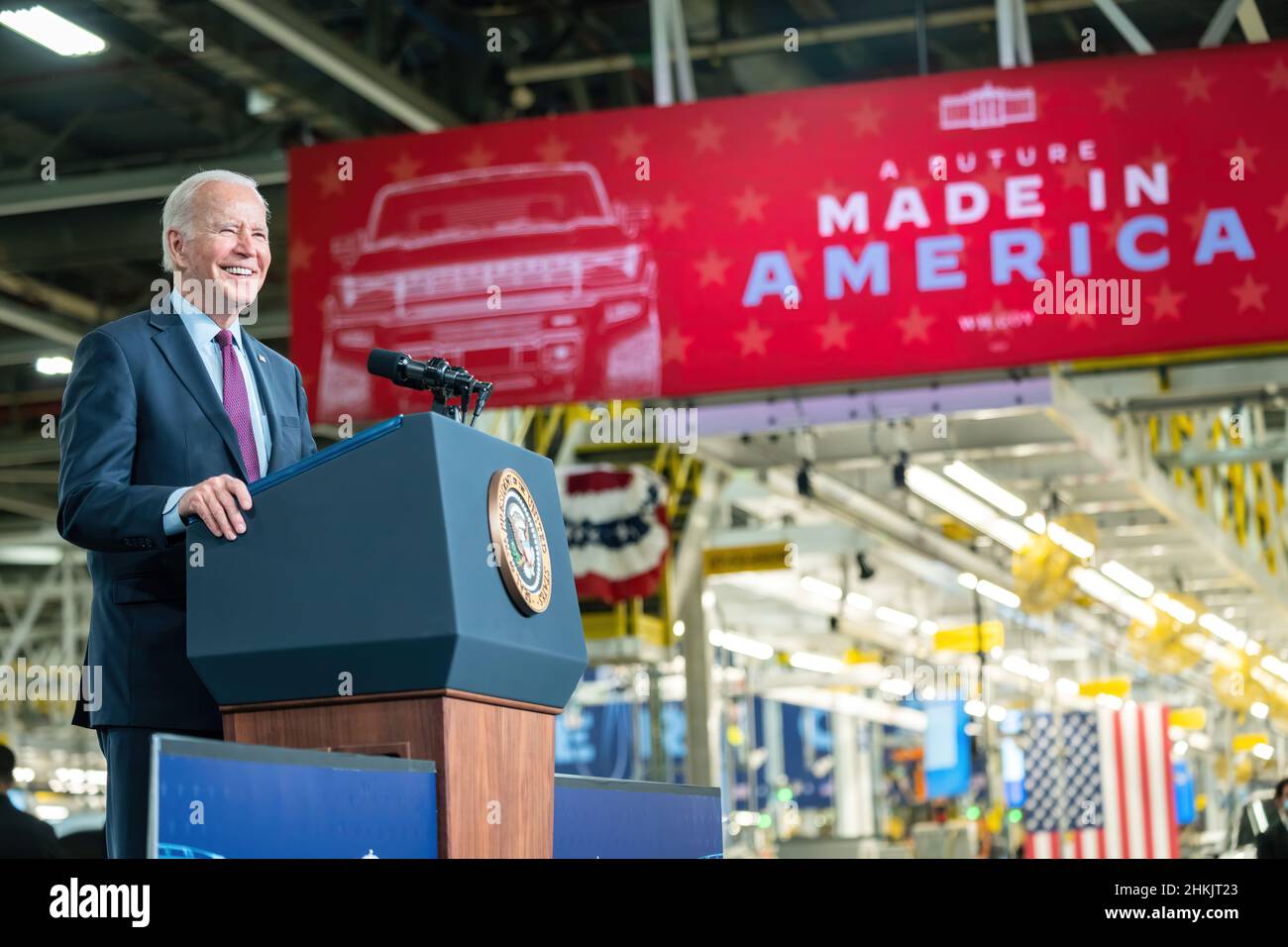 Präsident Joe Biden hält am Mittwoch, den 17. November 2021, in Detroit im Elektrofahrzeug-MONTAGEWERK der General Motors Factory ERKLÄRUNGEN zum Infrastructure Investment and Jobs Act. (Offizielles Foto des Weißen Hauses von Adam Schultz) Stockfoto