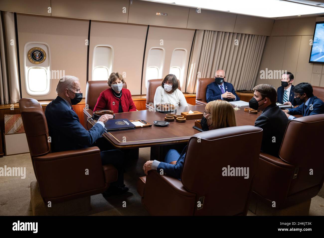 Präsident Joe Biden trifft sich mit Mitarbeitern, und New Hampshire wählte Vertreter an Bord der Air Force One auf dem Weg nach Manchester, New Hampshire, um den Infrastructure Investment and Jobs Act, 16. November 2021, zu fördern. (Offizielles Foto des Weißen Hauses von Adam Schultz) Stockfoto