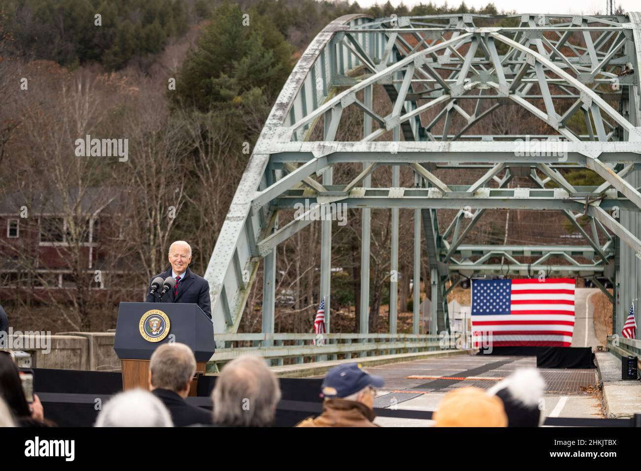 Präsident Joe Biden hält am Dienstag, den 16. November 2021, an der NH 175 Pemigewasset River Bridge in Woodstock, New Hampshire, Bemerkungen zum Infrastructure Investment and Jobs Act. (Offizielles Foto des Weißen Hauses von Adam Schultz) Stockfoto