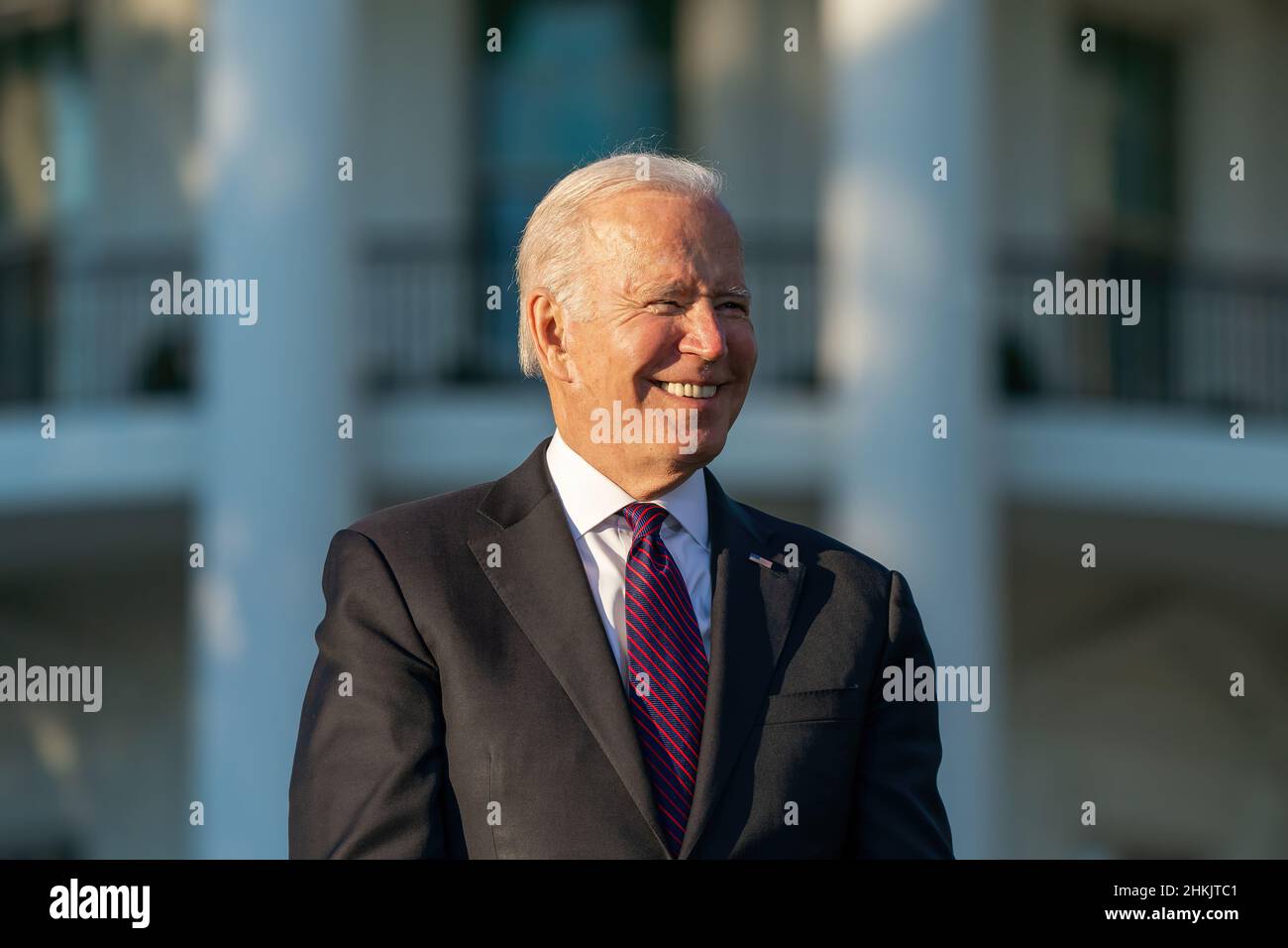 Präsident Joe Biden hält vor der Unterzeichnung des Infrastructure Investment and Jobs Act am Montag, den 15. November 2021, eine Rede auf dem South Lawn des Weißen Hauses. (Offizielles Foto des Weißen Hauses von Cameron Smith) Stockfoto