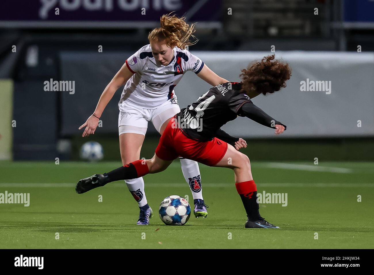 Niederlande. 04th. Februar 2022. ROTTERDAM, NIEDERLANDE - 4. FEBRUAR: Nicole Stoop von VV Alkmaar und Stephanie Coelho Aurelio von Excelsior während des Womans Pure Energie Eredivisie-Matches zwischen SBV Excelsior und VV Alkmaar im Van Dongen en de Roo Stadion am 4. Februar 2022 in Rotterdam, Niederlande (Foto: Herman Dingler/Orange Picles) Quelle: Orange Pics BV/Alamy Live News Stockfoto