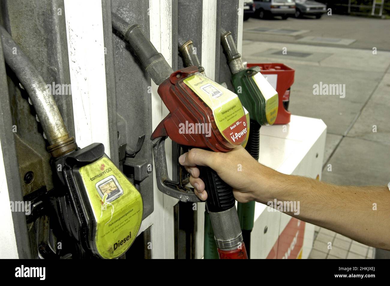 Hand auf einen Wasserhahn an einer Benzinpumpe Stockfoto