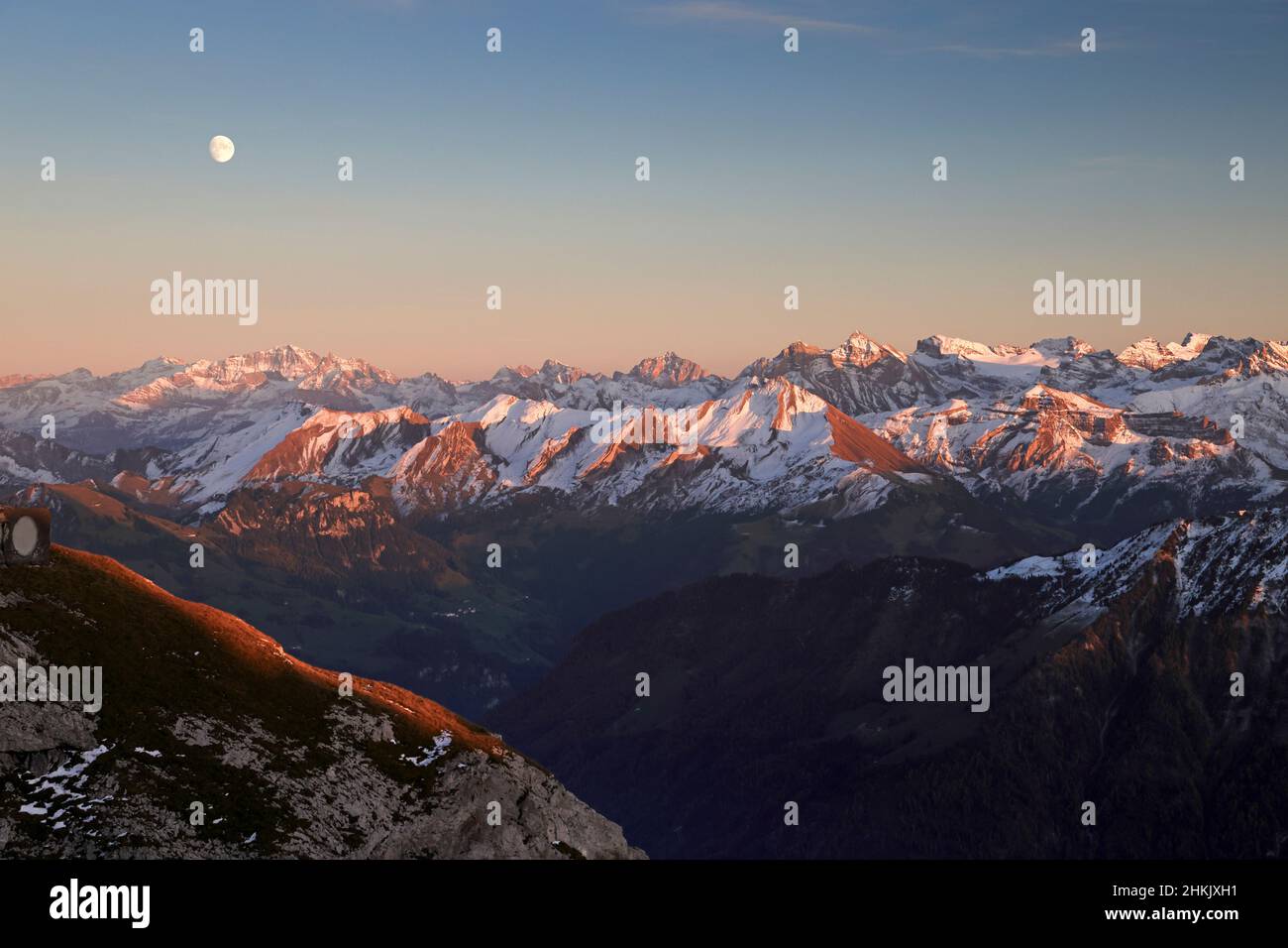 URI Alpen mit Hustenhorn, Mond über den Bergen im späten Abendlicht, blick von Pilatus, Schweiz, Luzern Stockfoto