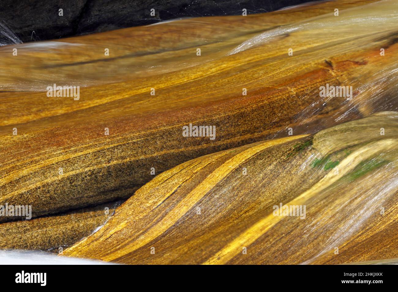 Glatt polierte Felsen im Fluss Verzasca, Formen und Farben auf überfließenden Felsen, Schweiz, Tessin, Lavertezzo Stockfoto