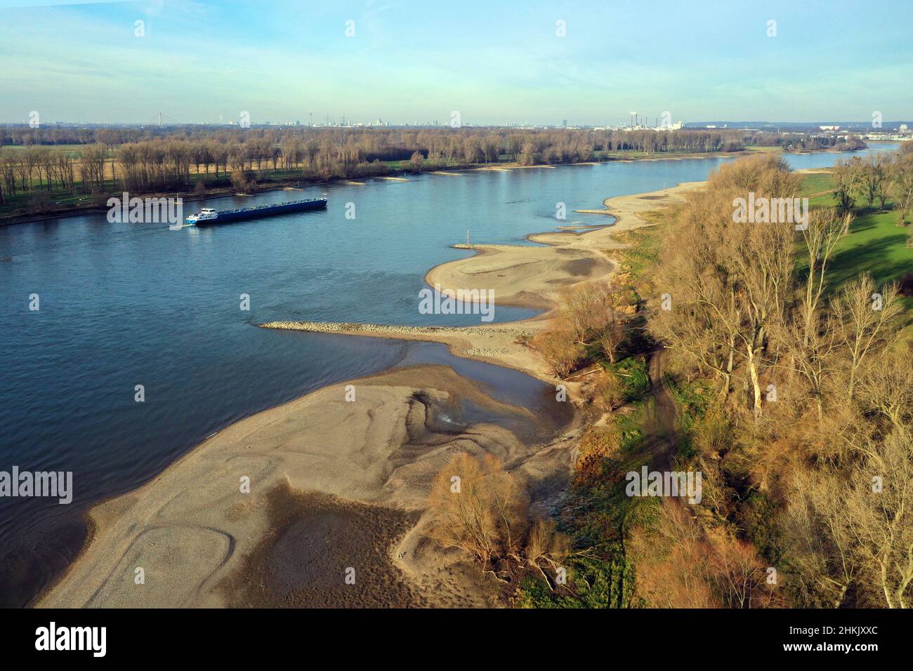 Rhein mit sandigen Ufern und Groynen bei km 720 an der Urdenbacher Kaempe NSG, Luftaufnahme, Deutschland, Nordrhein-Westfalen, Niederrhein, NSG Stockfoto