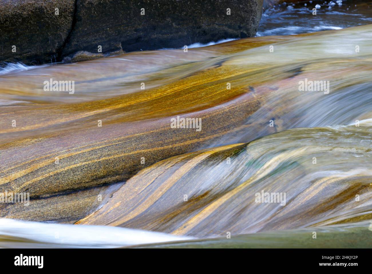 Glatt polierte Felsen im Fluss Verzasca, Formen und Farben auf überfließenden Felsen, Schweiz, Tessin, Lavertezzo Stockfoto