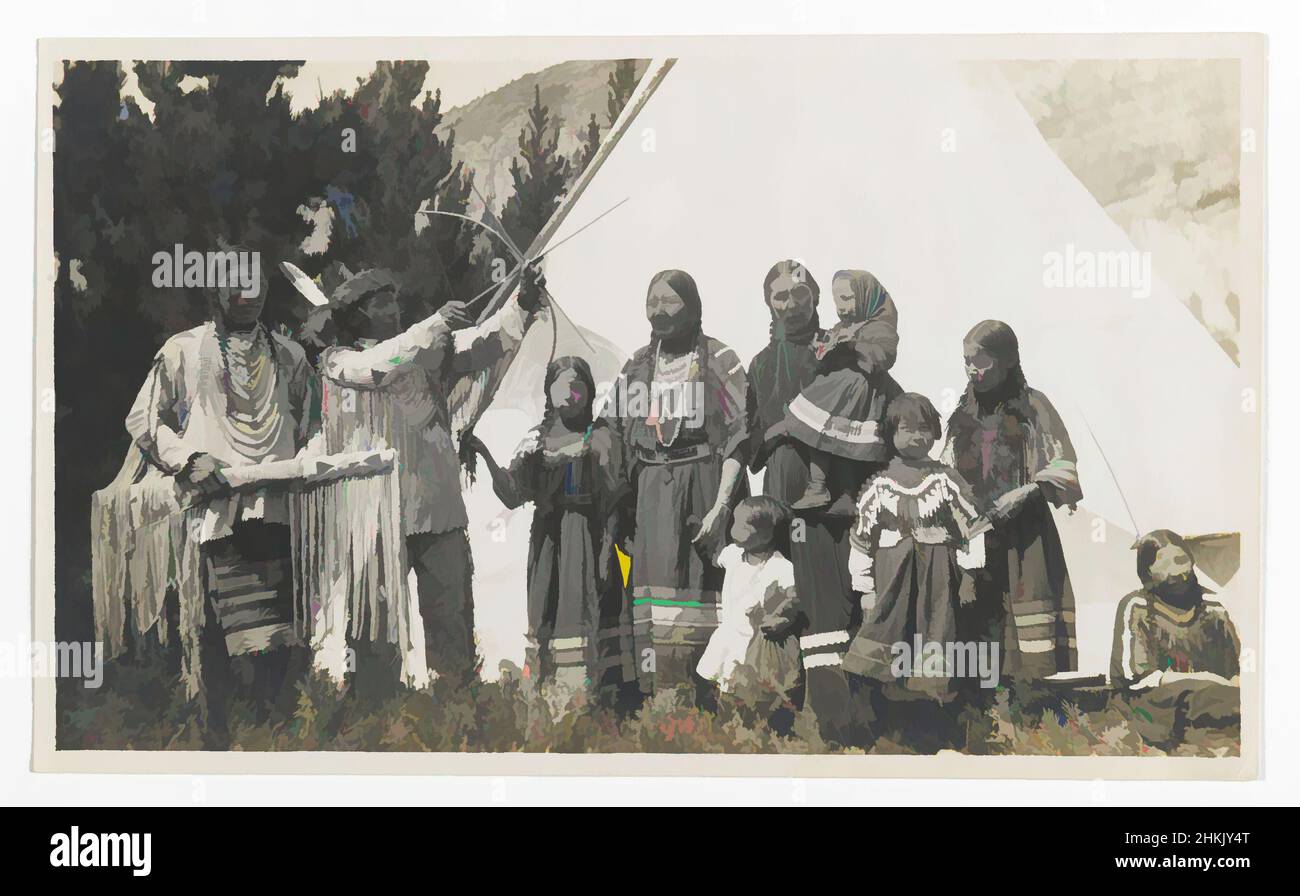 Kunst inspiriert von zwei Häuptern, drei Frauen und fünf Kindern vor einem Teepee, amerikanisch, Gelatine Silber Foto, ca. 1900, 5 1/4 x 3 1/8 Zoll, 13,3 x 8,0 cm, Classic Works modernisiert von Artotop mit einem Schuss Moderne. Formen, Farbe und Wert, auffällige visuelle Wirkung auf Kunst. Emotionen durch Freiheit von Kunstwerken auf zeitgemäße Weise. Eine zeitlose Botschaft, die eine wild kreative neue Richtung verfolgt. Künstler, die sich dem digitalen Medium zuwenden und die Artotop NFT erschaffen Stockfoto