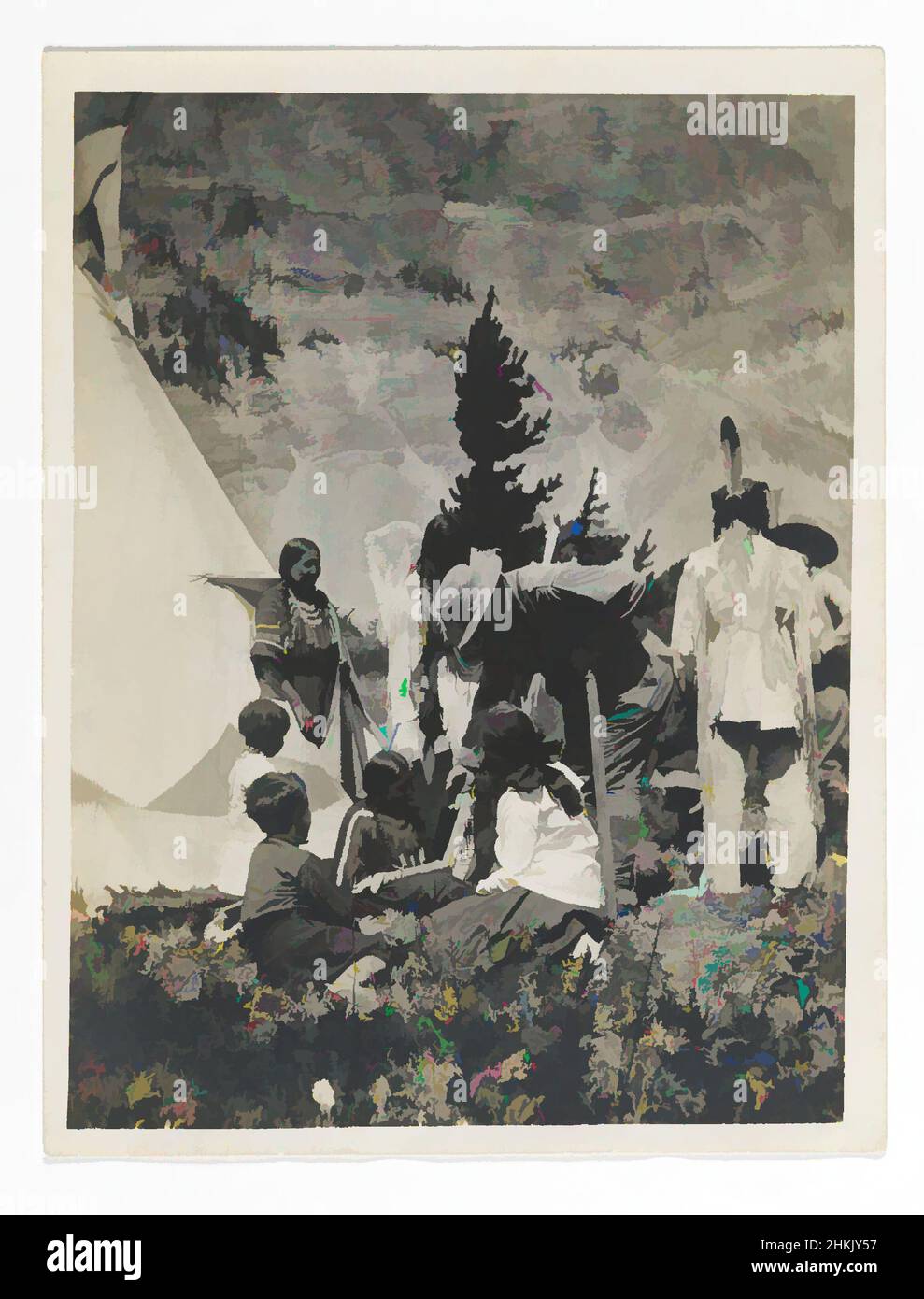 Kunst, inspiriert von Menschen, die informell mit sitzenden Kindern sprechen, amerikanisch, Gelatin-Silberfoto, ca. 1900, 3 x 3 7/8 Zoll, 7,6 x 9,6 cm, Indianer, Kinder, informell, Mann, Natives Kostüm, sitzen, reden, Tipi, zu, Klassische Werke, die von Artotop mit einem Hauch von Moderne modernisiert wurden. Formen, Farbe und Wert, auffällige visuelle Wirkung auf Kunst. Emotionen durch Freiheit von Kunstwerken auf zeitgemäße Weise. Eine zeitlose Botschaft, die eine wild kreative neue Richtung verfolgt. Künstler, die sich dem digitalen Medium zuwenden und die Artotop NFT erschaffen Stockfoto