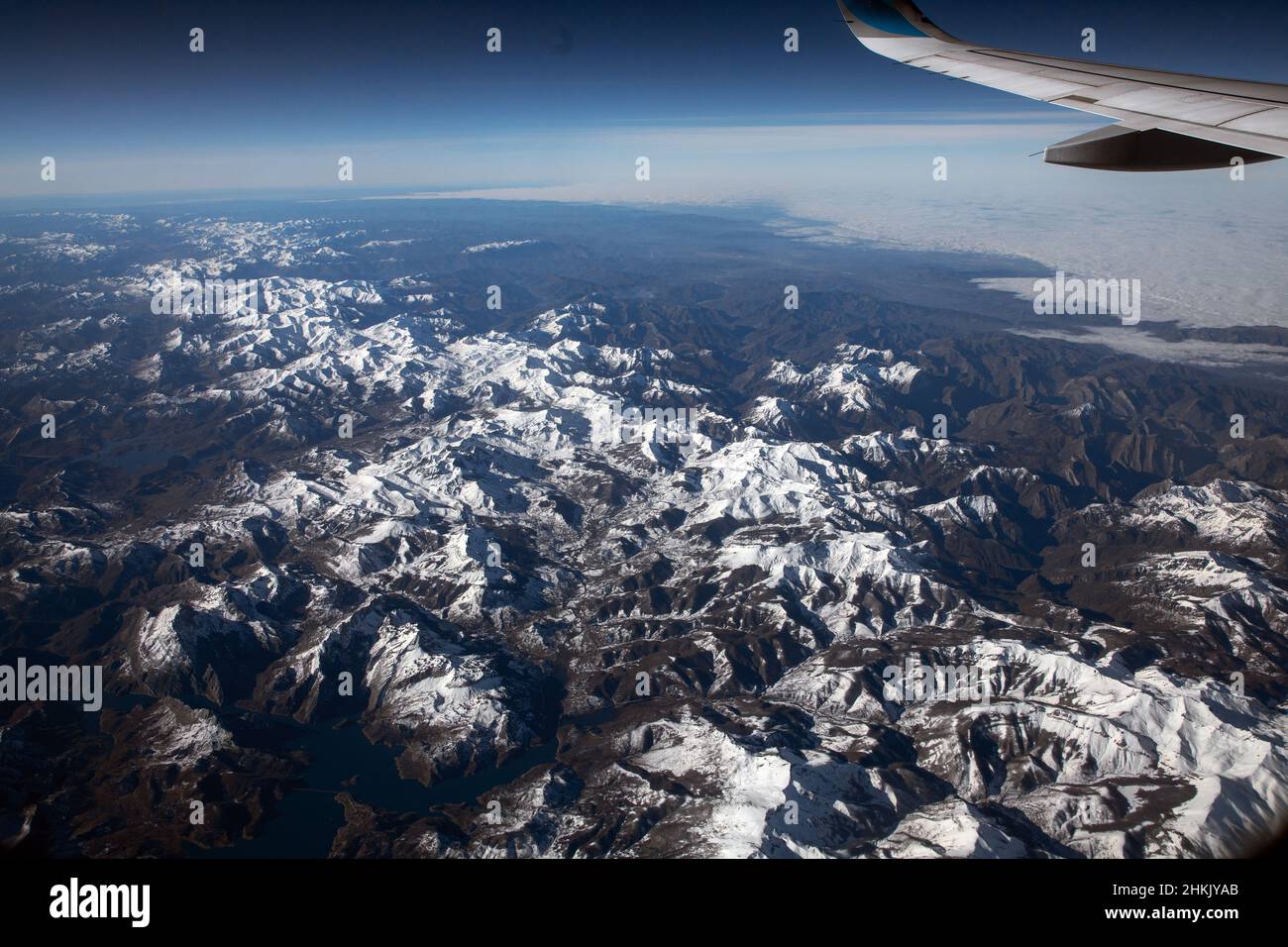 Flug über die verschneiten Bergketten der Pyrenäen, Spanien, Aragon Stockfoto