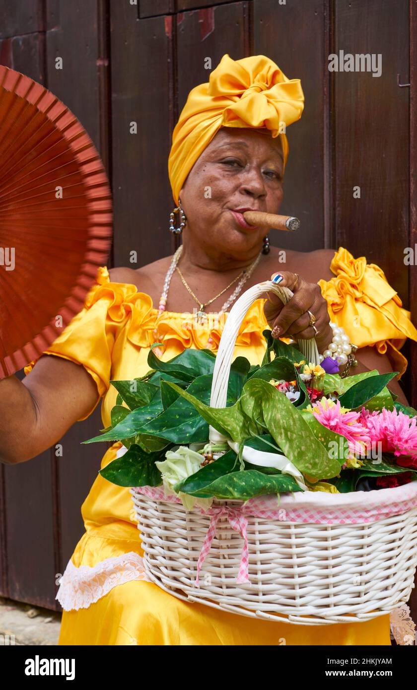 Kubaner mit typischem Kleid raucht eine Zigarre, Kuba, La Habana Stockfoto