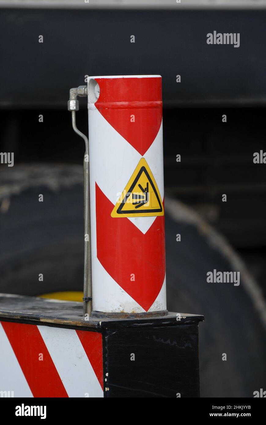 Warnung „Vorsicht Fallgefahr“ auf ausfahrbarem Stützausleger eines Kranwagens Stockfoto