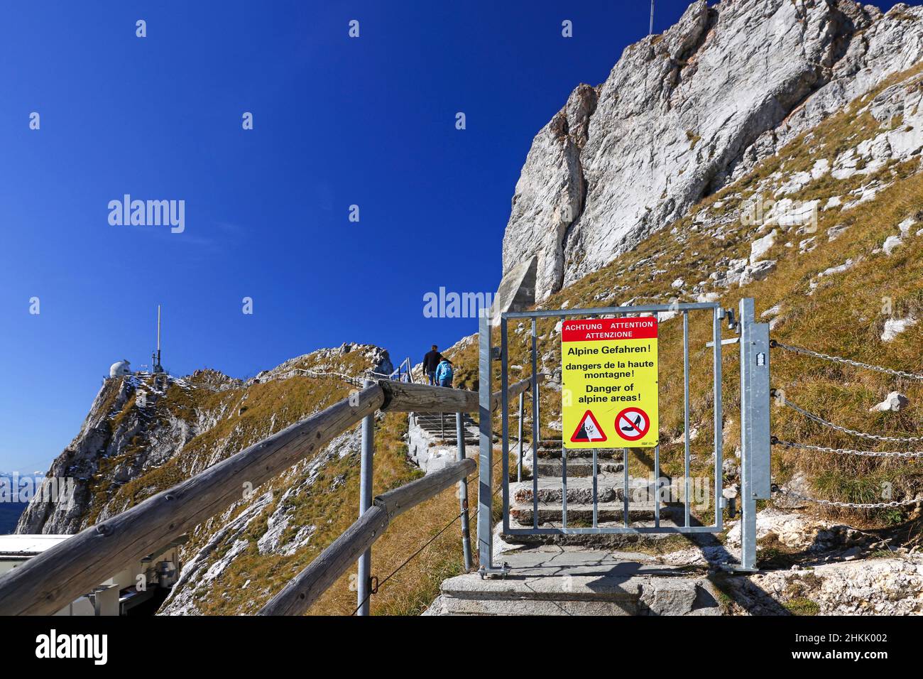 schild mit Hinweis auf alpine Gefahren und geeignete Schuhe auf dem Pilatus, Schweiz, Alpnach Stockfoto