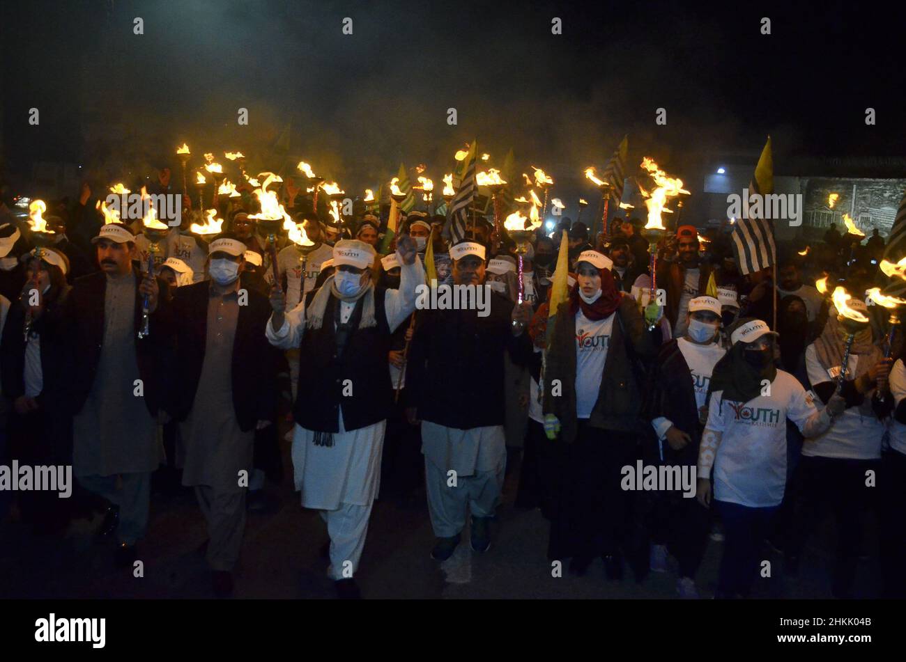 Lahore, Punjab, Pakistan. 2nd. Februar 2022. Aktivisten des Pakistanischen Jugendforums Kaschmir veranstalten Fackelkundgebung während einer Solidaritätsdemonstration mit indischen Kaschmirern im Zusammenhang mit dem Solidaritätstag in Kaschore. (Bild: © Rana Sajid Hussain/Pacific Press via ZUMA Press Wire) Stockfoto