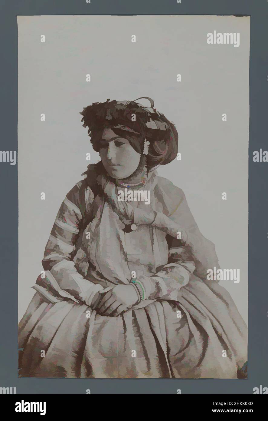 Kunst inspiriert von jungem Mädchen in Tribal-Kostüm, eine von 274 Vintage-Fotografien, Albumen-Silberfoto, Ende 19th-Anfang 20th Jahrhundert, Qajar, Qajar-Zeit, 8 1/4 x 5 1/4 Zoll, 20,9 x 13,3 cm, 19th Jahrhundert, Kostüm, Hut, historische Mode, Iran, Naher Osten, Persien, Foto, Porträt, Klassische Werke, die von Artotop mit einem Hauch von Moderne modernisiert wurden. Formen, Farbe und Wert, auffällige visuelle Wirkung auf Kunst. Emotionen durch Freiheit von Kunstwerken auf zeitgemäße Weise. Eine zeitlose Botschaft, die eine wild kreative neue Richtung verfolgt. Künstler, die sich dem digitalen Medium zuwenden und die Artotop NFT erschaffen Stockfoto