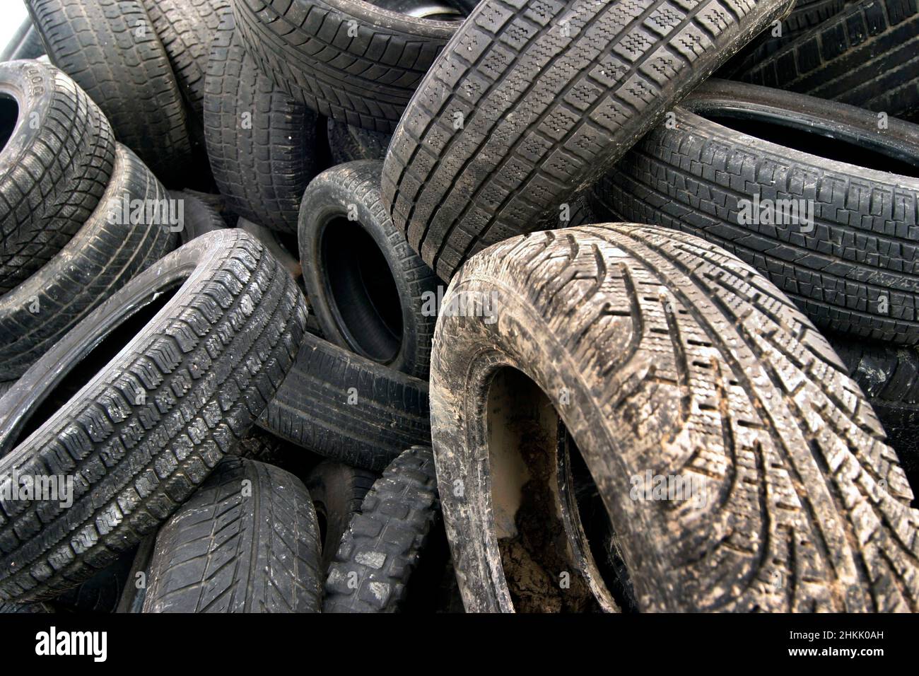 alten Motor-Pkw-Reifen auf einer Müll-depot Stockfoto