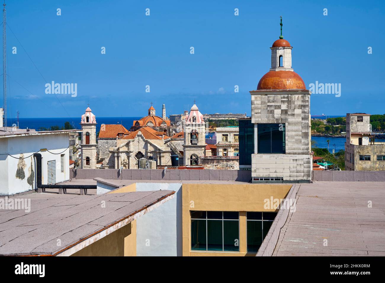 Blick vom Dachgarten des Hotels Ambos Mundos auf die Kathedrale Virgen de la Maria und auf die Festung, Kuba, La Habana Stockfoto
