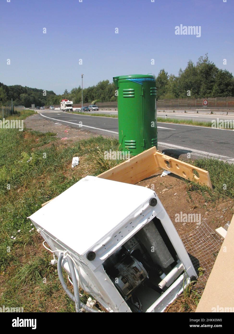 Abgeworfener Kühlschrank neben einer Autobahn, Österreich Stockfoto
