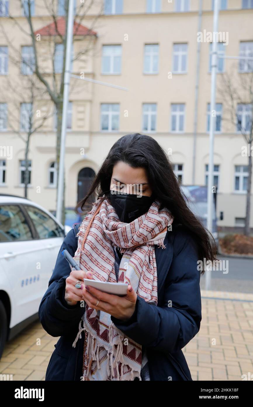 Clarissa Corrêa da Silva bei der Ankunft zur TV-Aufzeichnung der Talkshow 'Riverboat' im Studio 3 der Media City Leipzig. Leipzig, 04.02.2022 Stockfoto