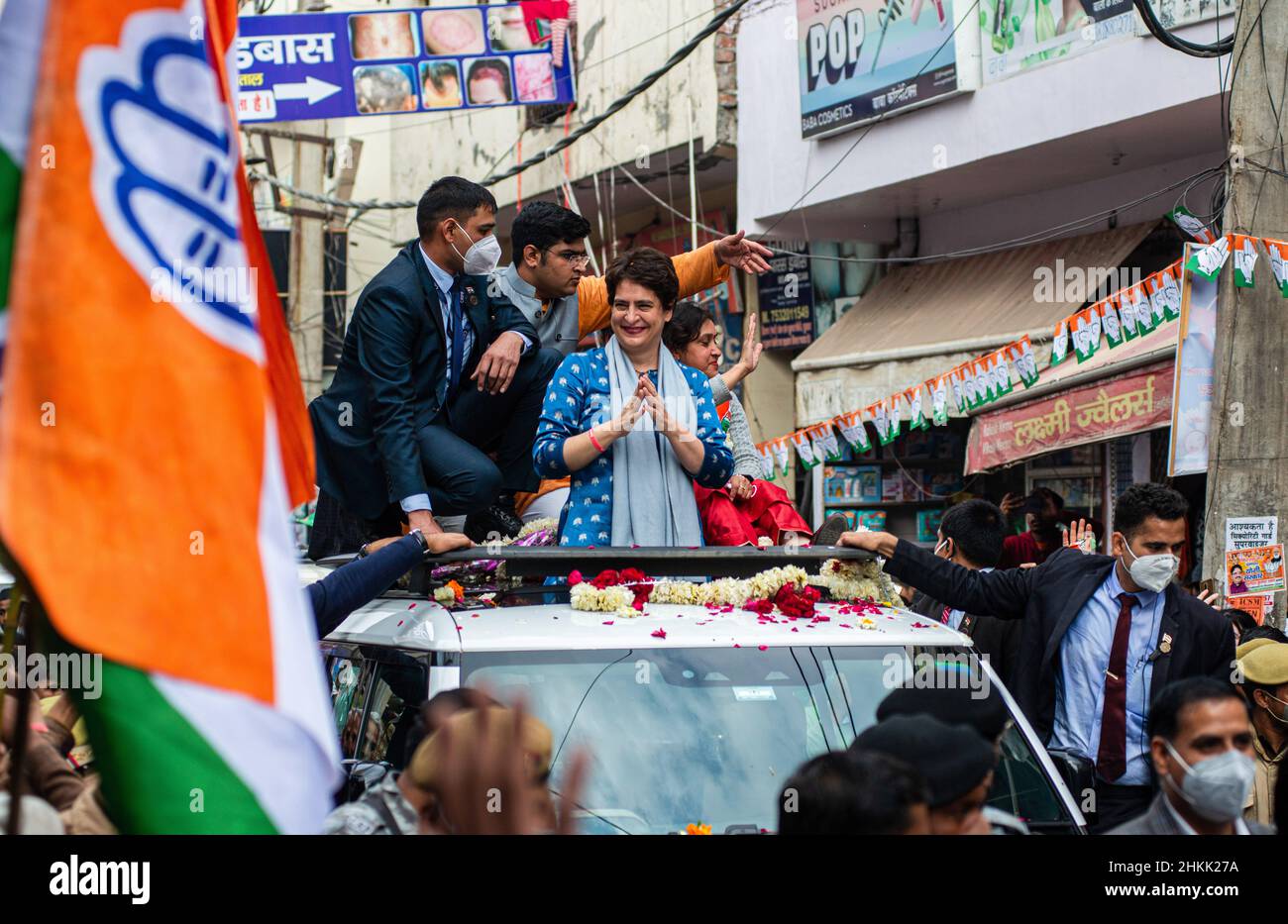 Ghaziabad, Indien. 04th. Februar 2022. Die für Uttar Pradesh zuständige Generalsekretärin des AICC (All India Congress Committee) Priyanka Gandhi Vadra begrüßt ihre Anhänger während eines Wahlkampfes für die bevorstehenden Parlamentswahlen in Uttar Pradesh. Kredit: SOPA Images Limited/Alamy Live Nachrichten Stockfoto
