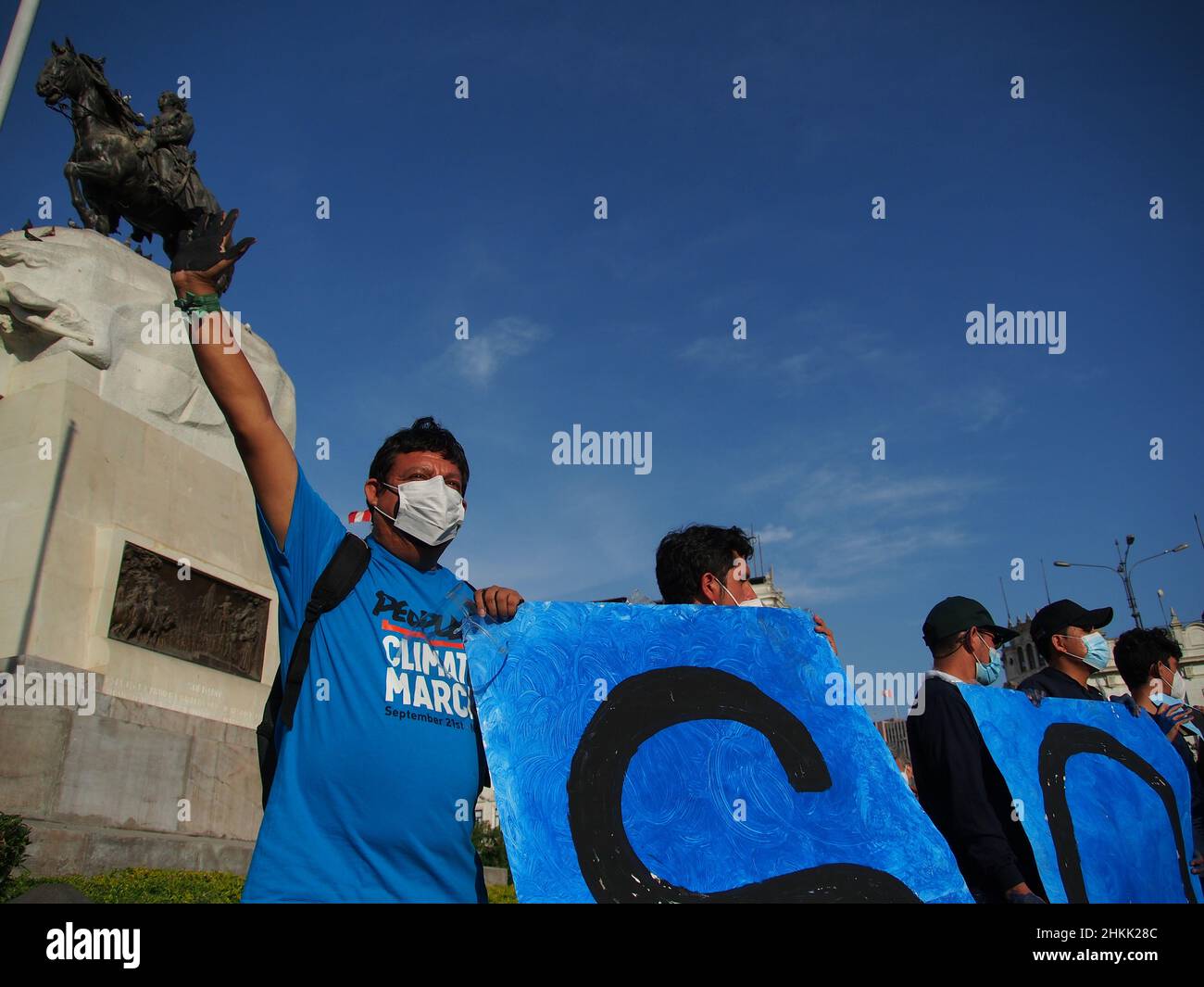 Peru. 04th. Februar 2022. „SOS“ kann auf einem Banner gelesen werden, wenn sich Dutzende Demonstranten noch einmal auf den Straßen versammeln, um gegen die jüngste Ölpest zu protestieren, die an den Küsten von Lima und El Callao eine ökologische Katastrophe verursacht hat. Am 15. Januar wurden in der Raffinerie La Pampilla, die von Repsol, einem spanischen Ölunternehmen, betrieben wird, mehr als 10.000 Barrel Öl ins Meer gedumpt, was eine der größten ökologischen Katastrophen in Peru verursachte. Kredit: Fotoholica Presseagentur/Alamy Live Nachrichten Stockfoto