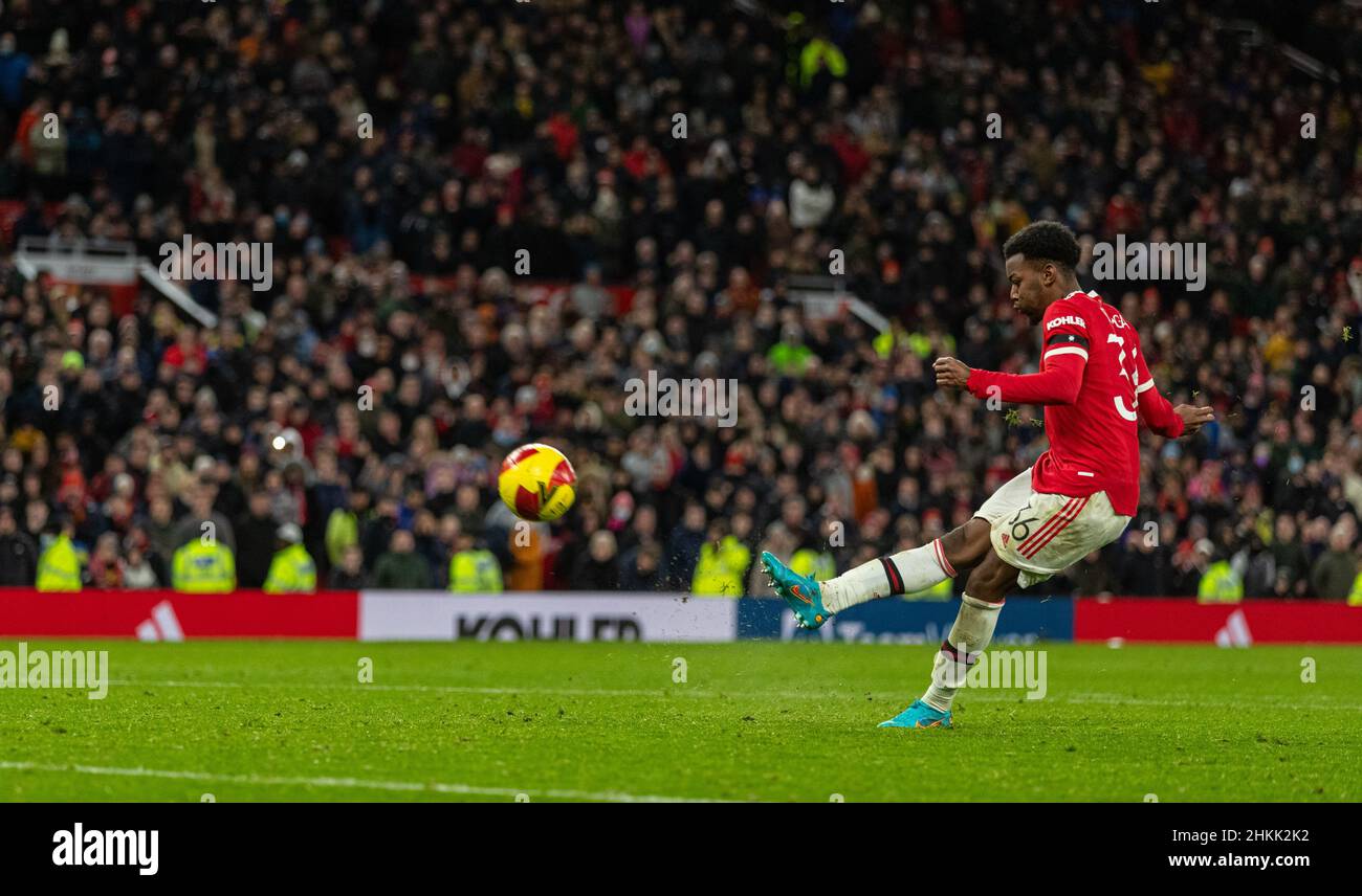 Manchester, Großbritannien. 5th. Februar 2022. Anthony Elanga von Manchester United tritt beim Elfmeterschießen beim vierten Spiel des englischen FA Cups zwischen Manchester United und Middlesbrough am 4. Februar 2022 in Manchester, Großbritannien, an. Quelle: Xinhua/Alamy Live News Stockfoto