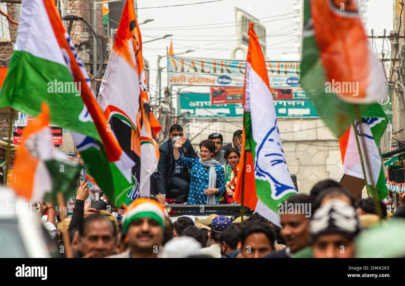 Ghaziabad, Indien. 04th. Februar 2022. Die für Uttar Pradesh zuständige Generalsekretärin des AICC (All India Congress Committee) Priyanka Gandhi Vadra begrüßt ihre Anhänger während eines Wahlkampfes für die bevorstehenden Parlamentswahlen in Uttar Pradesh. (Foto von Pradeep Gaur/SOPA Images/Sipa USA) Quelle: SIPA USA/Alamy Live News Stockfoto