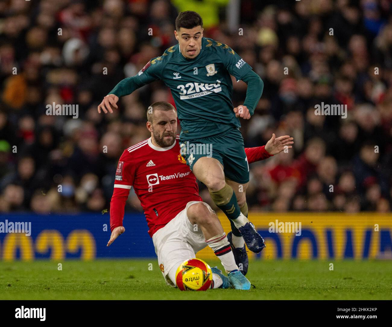 Manchester, Großbritannien. 5th. Februar 2022. Marcus Tavernier (R) von Middlesbrough wird von Luke Shaw von Manchester United während des vierten Spiels des englischen FA Cups zwischen Manchester United und Middlesbrough in Manchester, Großbritannien, am 4. Februar 2022, angegangen. Quelle: Xinhua/Alamy Live News Stockfoto