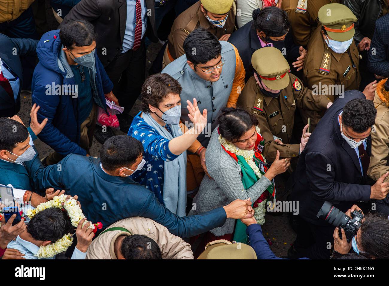 Ghaziabad, Indien. 04th. Februar 2022. Die für Uttar Pradesh zuständige Generalsekretärin des AICC (All India Congress Committee) Priyanka Gandhi Vadra begrüßt ihre Anhänger während eines Wahlkampfes für die bevorstehenden Parlamentswahlen in Uttar Pradesh. (Foto von Pradeep Gaur/SOPA Images/Sipa USA) Quelle: SIPA USA/Alamy Live News Stockfoto