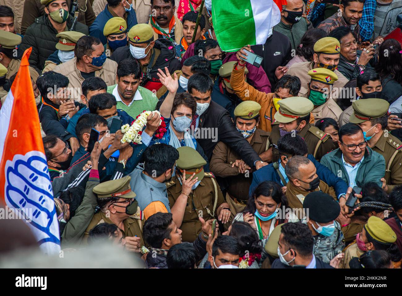 Ghaziabad, Indien. 04th. Februar 2022. Die für Uttar Pradesh zuständige Generalsekretärin des AICC (All India Congress Committee) Priyanka Gandhi Vadra begrüßt ihre Anhänger während eines Wahlkampfes für die bevorstehenden Parlamentswahlen in Uttar Pradesh. (Foto von Pradeep Gaur/SOPA Images/Sipa USA) Quelle: SIPA USA/Alamy Live News Stockfoto