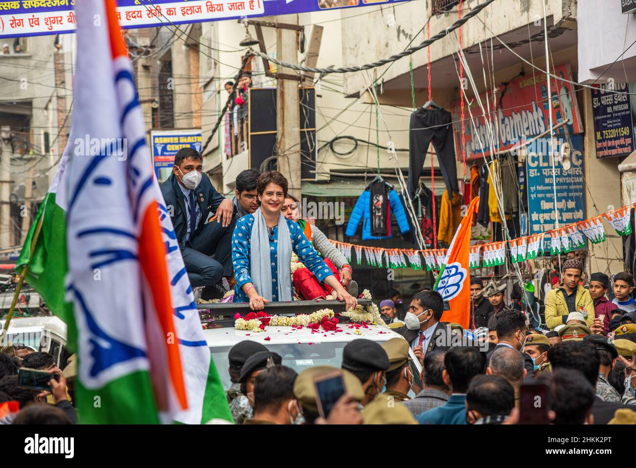 Ghaziabad, Indien. 04th. Februar 2022. Die für Uttar Pradesh zuständige Generalsekretärin des AICC (All India Congress Committee) Priyanka Gandhi Vadra begrüßt ihre Anhänger während eines Wahlkampfes für die bevorstehenden Parlamentswahlen in Uttar Pradesh. (Foto von Pradeep Gaur/SOPA Images/Sipa USA) Quelle: SIPA USA/Alamy Live News Stockfoto