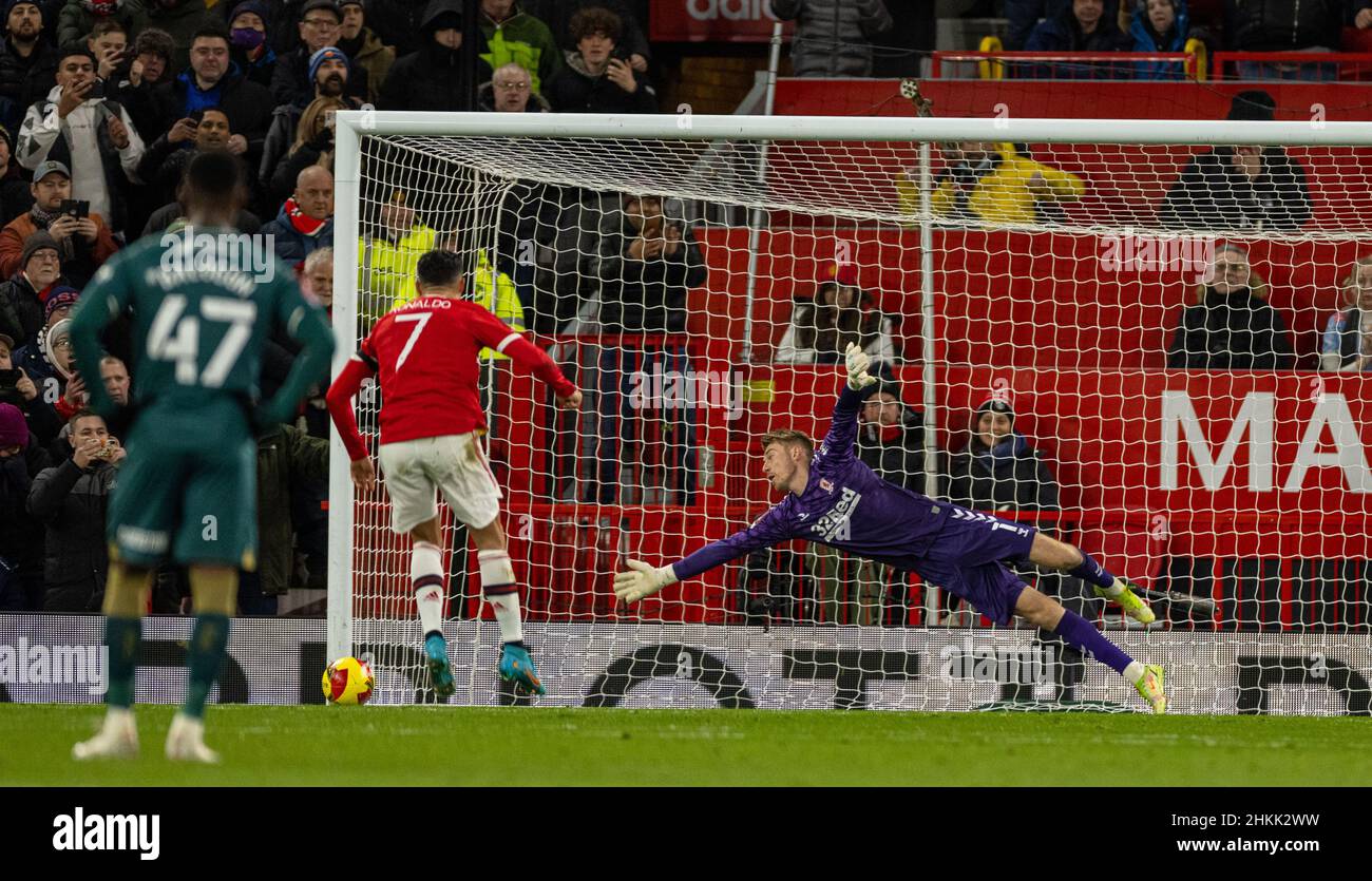 Manchester, Großbritannien. 5th. Februar 2022. Cristiano Ronaldo (C) von Manchester United schießt während des Elfmeterschießers während des vierten Spiels des englischen FA Cups zwischen Manchester United und Middlesbrough in Manchester, Großbritannien, am 4. Februar 2022. Quelle: Xinhua/Alamy Live News Stockfoto