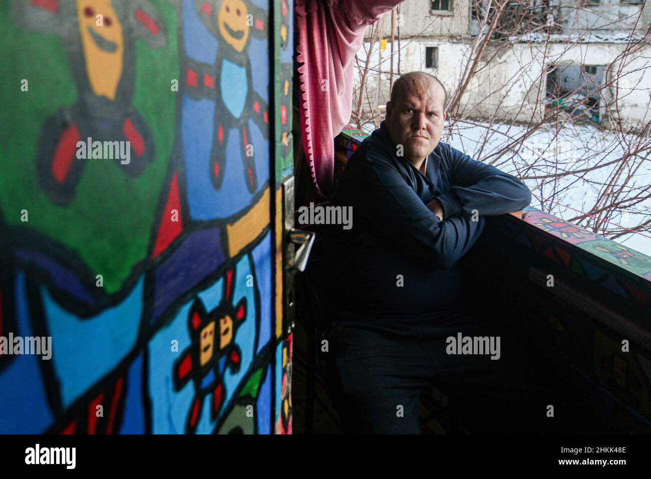 Ankara, Türkei. 04th. Februar 2022. Muhammed ist auf ihrem Balkon zu sehen.Muhammed Yalç?n, ein geistig behinderter Maler, lebt in Ankara, Türkei. 2 ging er für 2009 Monate an eine spezielle Schule für Behinderte. In dieser Zeit entdeckte er seine Leidenschaft und lebt mit seiner Familie in ihrem Häuschen und hat das ganze Haus als Leinwand gemalt, um seine Fantasie auszudrücken. Kredit: SOPA Images Limited/Alamy Live Nachrichten Stockfoto