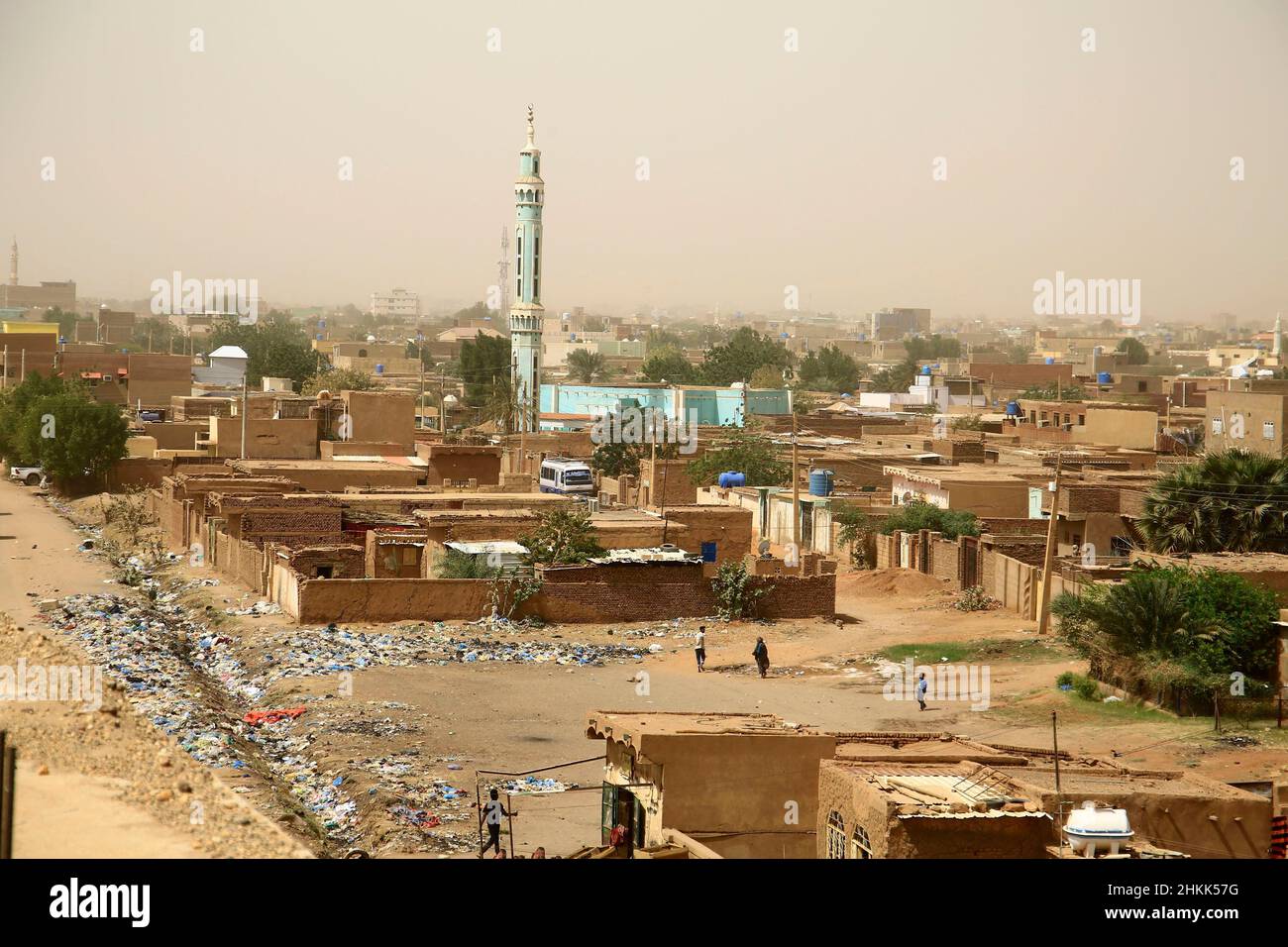 Khartum. 4th. Februar 2022. Das am 4. Februar 2022 aufgenommene Foto zeigt einen Staubsturm, der die sudanesische Hauptstadt Khartum getroffen hat und zu einer eingeschränkten Sicht führte. Die sudanesische Meteorologische Behörde warnt die Fahrer vor Vorsicht. Quelle: Mohamed Khidir/Xinhua/Alamy Live News Stockfoto