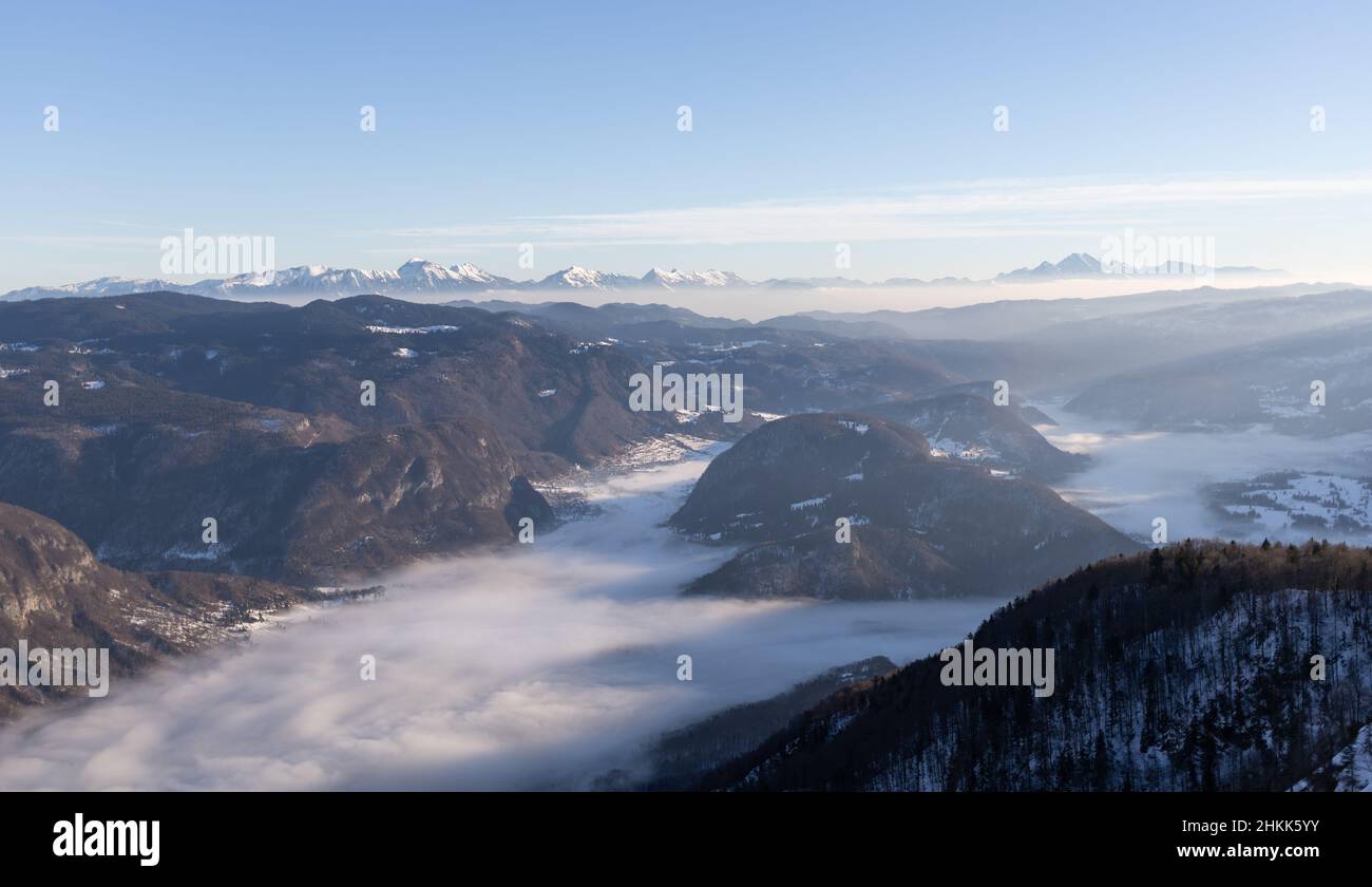 Berggipfel mit Schnee und nebligen Tal bedeckt Stockfoto